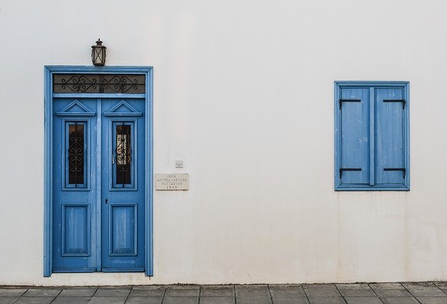 Modré dvere na bielom dome a svetlo nad nimi 