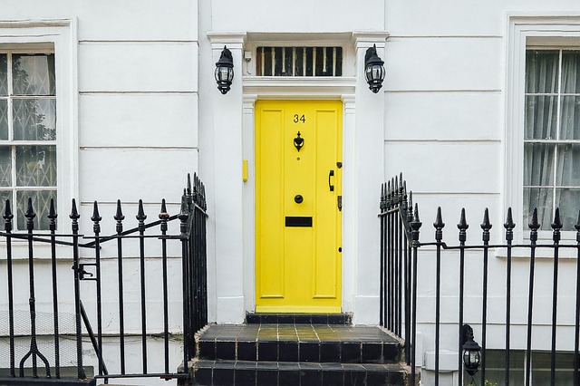 Dom so žltými dverami a dvoma svetlami 